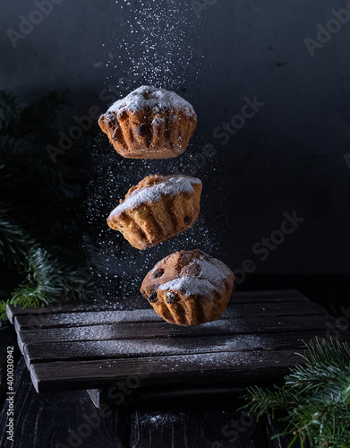 Canvastavla Cupcake levitation under the snow