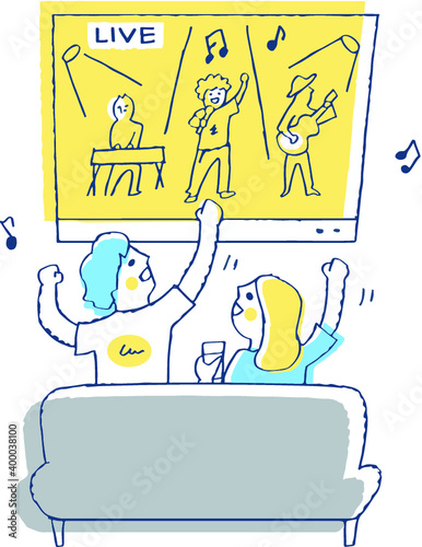 部屋でライブ配信を楽しむ男女
