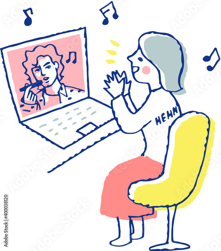 ノートパソコンで動画を楽しむ女性