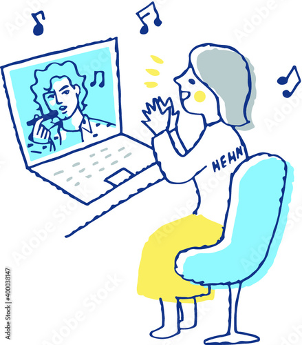 ノートパソコンで動画を楽しむ女性