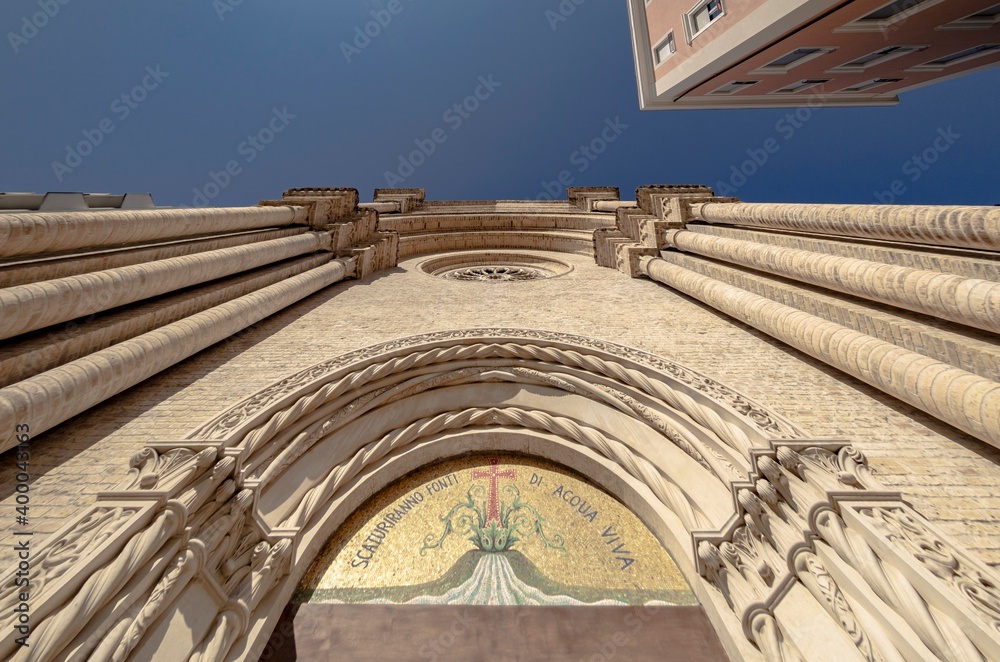 Φωτογραφία View of the facade of the church of the Sacred Heart of Jesus in Pescara