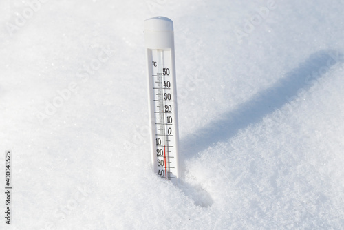 Fényképezés The thermometer stands in a snowdrift and shows a low temperature