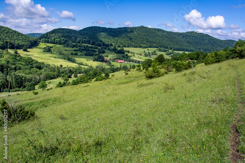 Naturschutzgebiet Eichhalde mit Burg Teck  Bissinger Tal  Schw  bische Alb