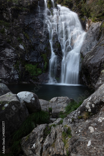 Cascada con aguas sedosas