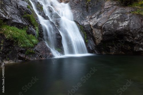 Cascada con aguas sedosas