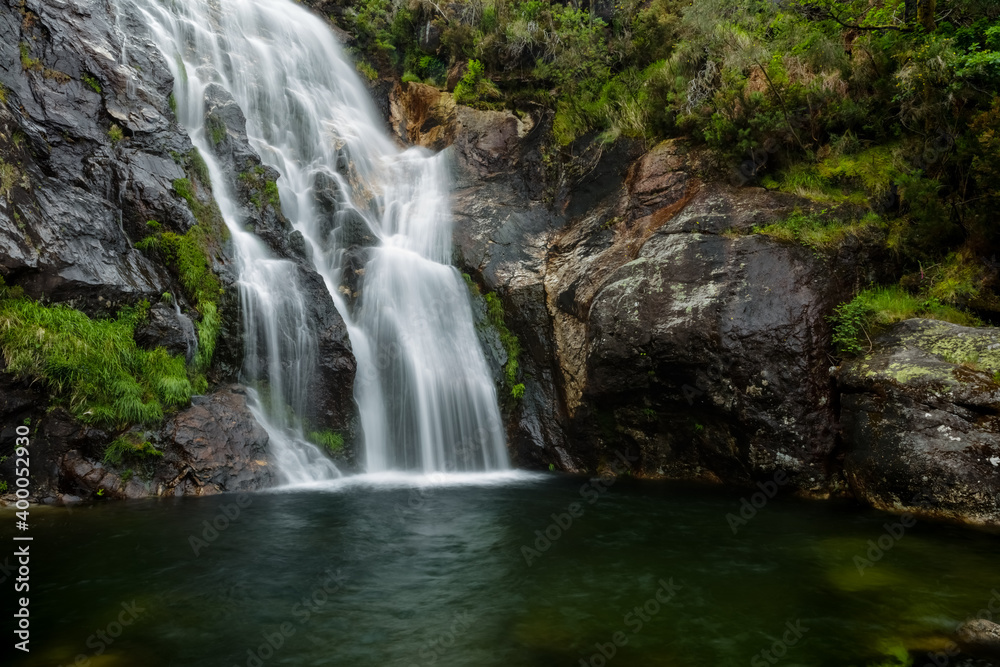 Cascada con aguas sedosas