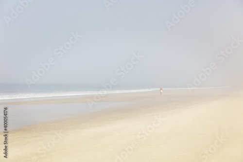 Playa solitaria con bruma