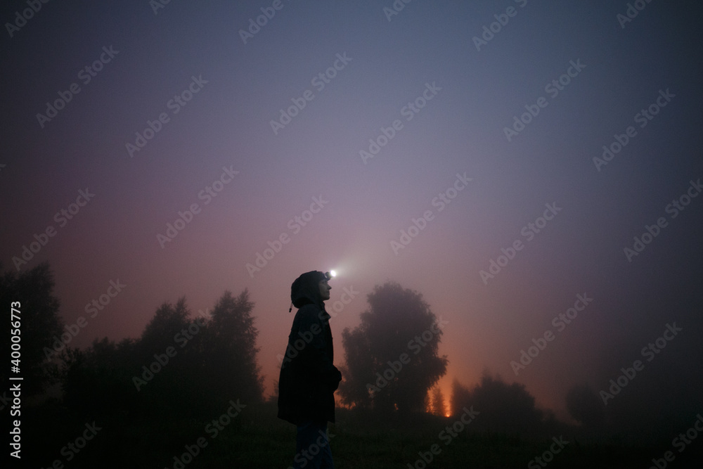 Fototapeta premium Girl at night in the fog.