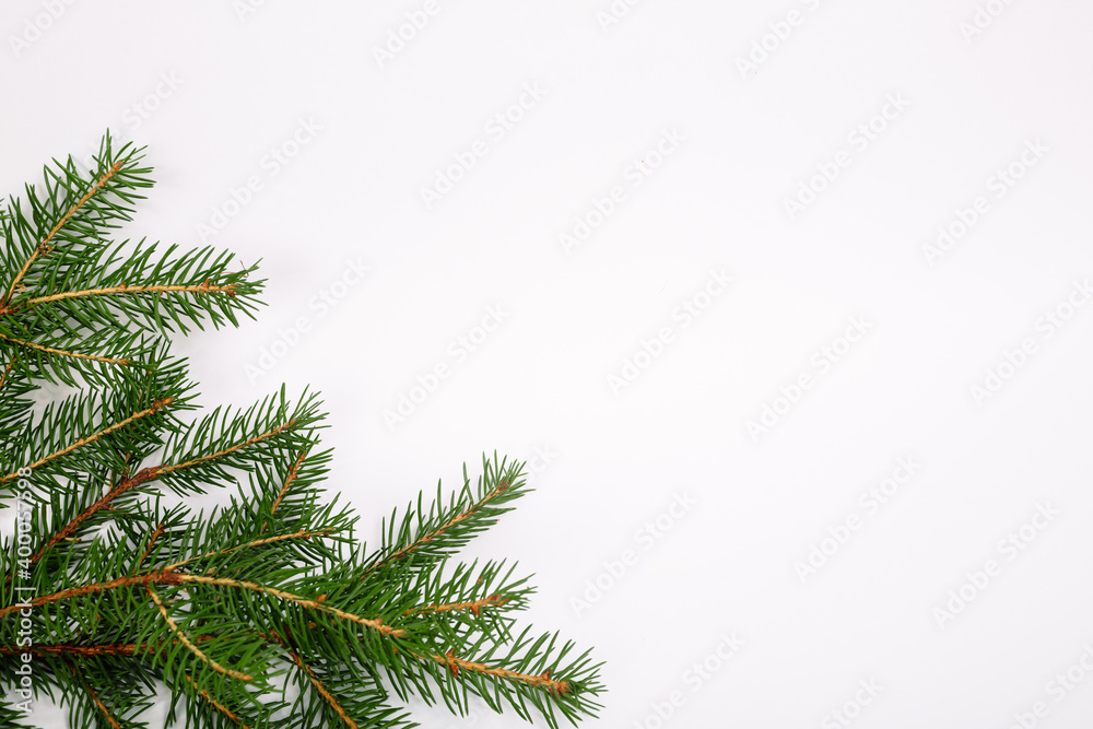 Obraz premium Blank business card with fir christmas tree branches. New year celebration concept banner. Gift certificate. Side view. Minimalist mockup. Invitation to an event or party. Advertising information