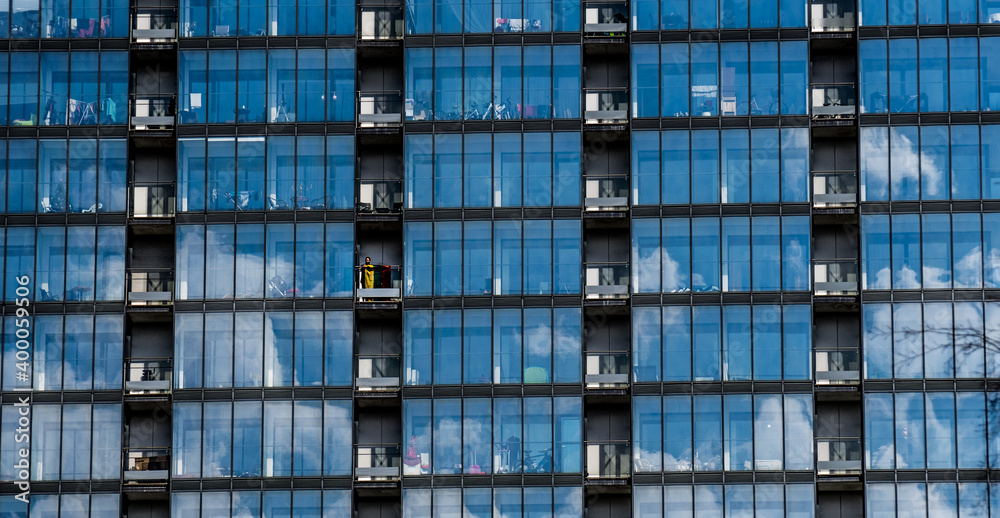 Obraz premium Skyscraper windows with reflected blue sky and clouds