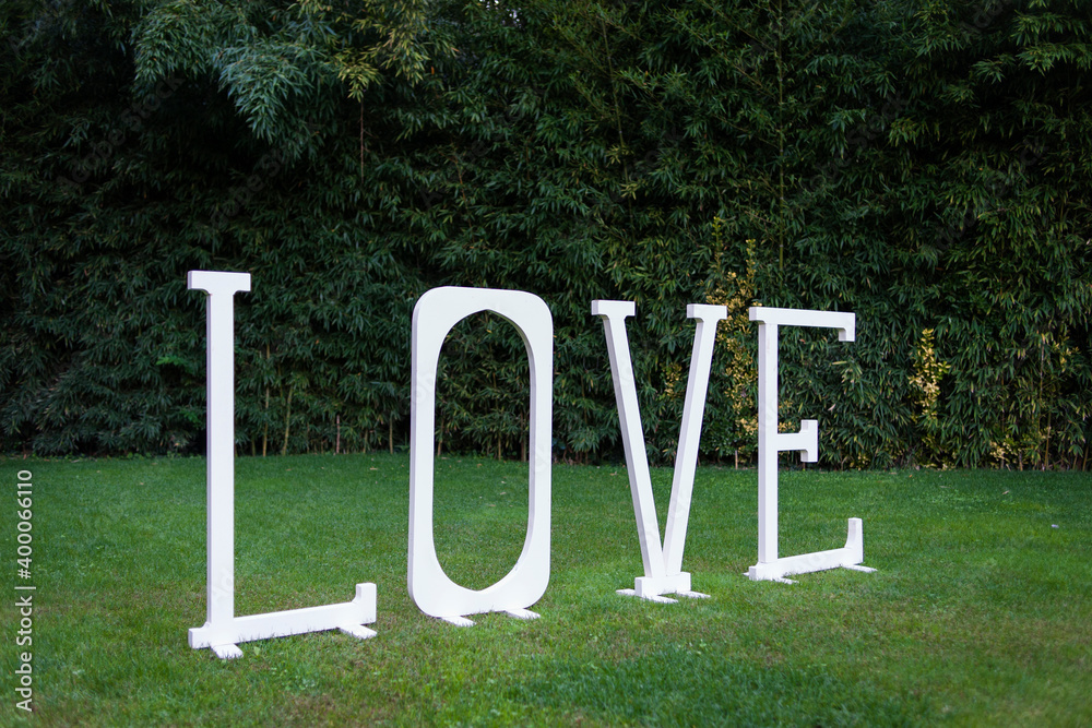 Letras formando la palabra amor sobre el césped Letras formando la palabra amor sobre el césped
