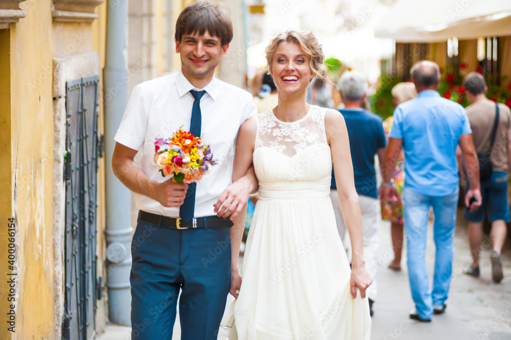 Naklejka premium Bride and groom walking in old city