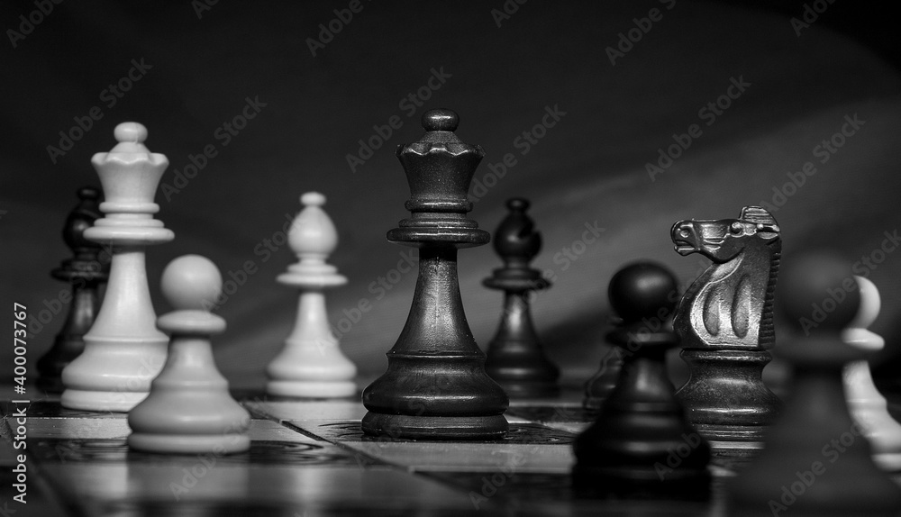 Scacchi fotografati su una scacchiera Scacchi fotografati su una scacchiera
