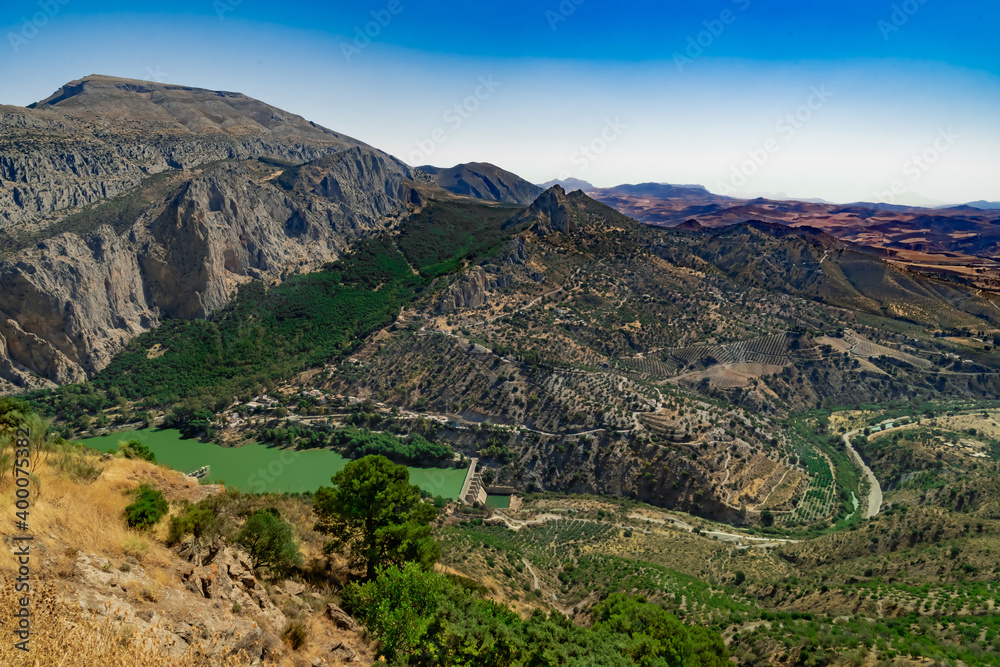 Paisaje de montaña con un valle, un embalse, un rio y vegetación típica mediterránea. Desde El Chorro, Álora, Málaga, Andalucía, España.