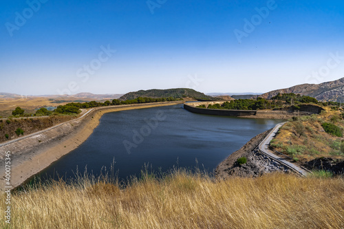 Embalse de agua en las montañas para producir electricidad. Desde El Chorro, Málaga, Andalucía, España.