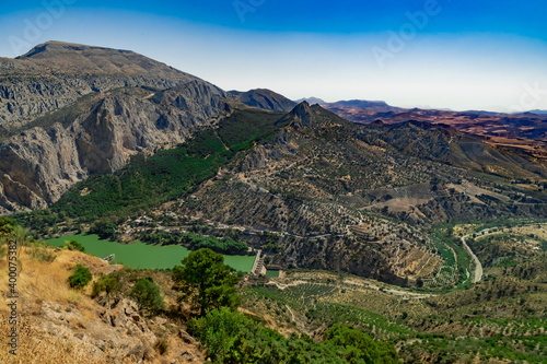 Paisaje de montaña con un valle, un embalse, un rio y vegetación típica mediterránea. Desde El Chorro, Álora, Málaga, Andalucía, España.