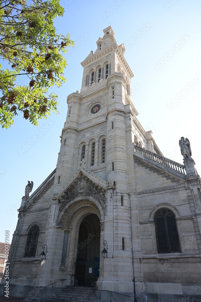 La façade de l'Église catholique Saint-Michel à Lille.