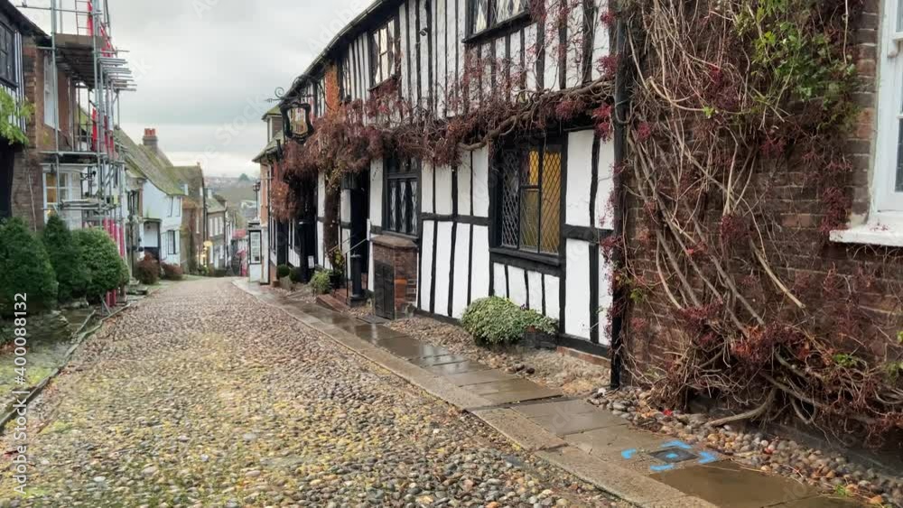 The medieval Mermaid Inn built in Rye in1420 along cobble stone Mermaid Street, Rye, East Sussex, UK The medieval Mermaid Inn built in Rye in1420 along cobble stone Mermaid Street, Rye, East Sussex, UK