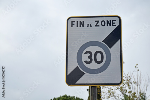 Signalisation : panneau fin de zone à vitesse limitée à 30 kmh.