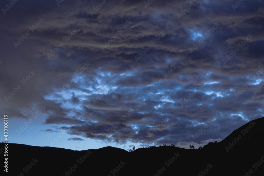 cloudy sky in the middle of the mountains