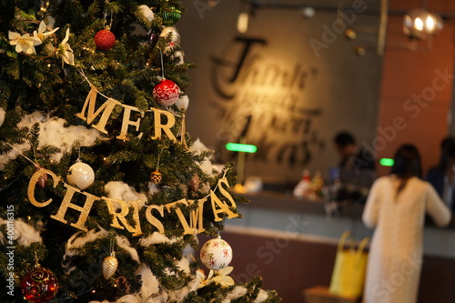 クリスマスツリーやオーナメント、サンタクロースなどおしゃれで楽しい暖かい空間