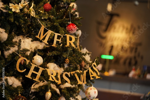 クリスマスツリーやオーナメント、サンタクロースなどおしゃれで楽しい暖かい空間