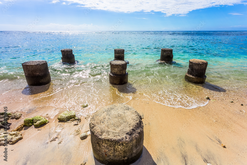 Vestiges de piliers de ponton sur plage de Saint-Gilles-les-Bains, île de la Réunion Vestiges de piliers de ponton sur plage de Saint-Gilles-les-Bains, île de la Réunion
