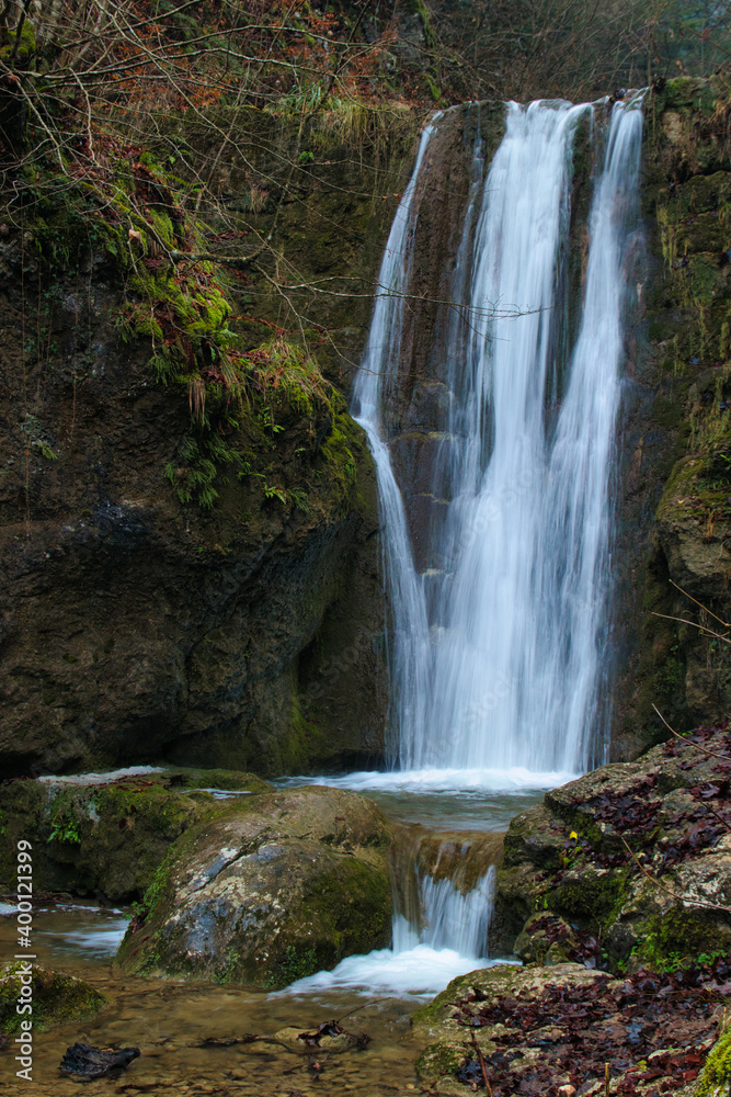 Herbststimmung im Wald mit Bachlauf und Wasserfall in der Teufelsschlucht bei Hägendorf