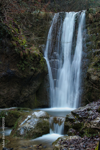 Herbststimmung im Wald mit Bachlauf und Wasserfall in der Teufelsschlucht bei H  gendorf