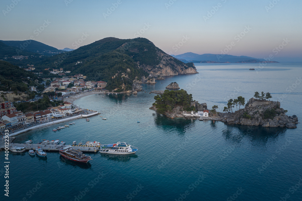 Fototapeta premium Beautiful panoramic view of Parga city, Greece