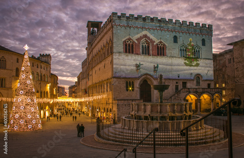 Schilderij op canvas Beautiful view of the Piazza IV November with christmas tree in the medieval cen