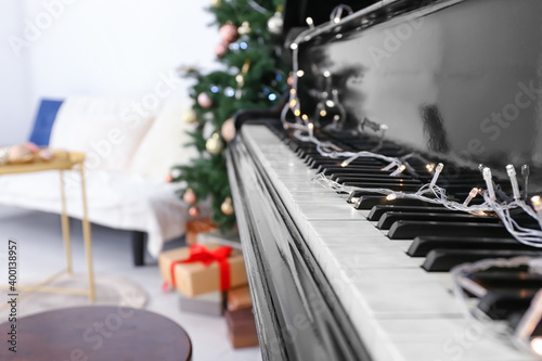 Grand piano decorated for C...