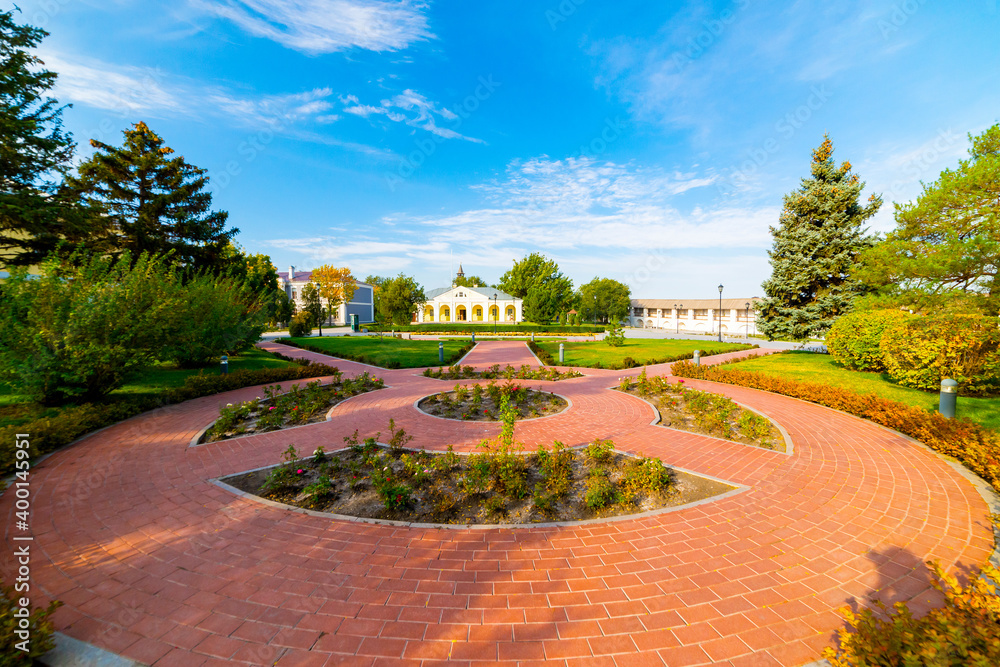 Obraz premium Flowerbeds, Grass Pathway and Ornamental Vase in a Formal Garden
