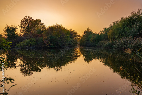 Obraz na płótnie sunset over the lake w salonie