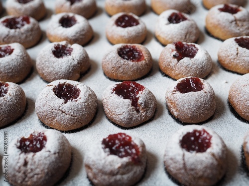 Staubzucker  - leckere Husarenkrapferl versüßen die Adventszeit photo