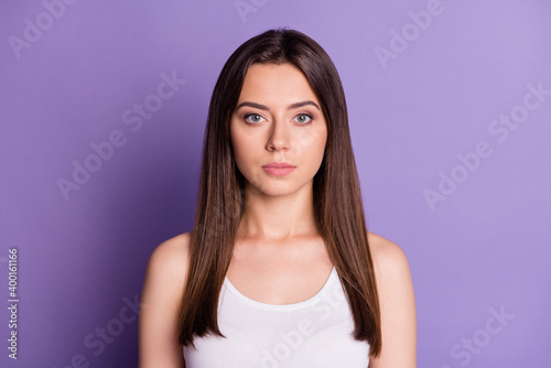 Photo portrait of serious woman isolated on vivid purple colored background