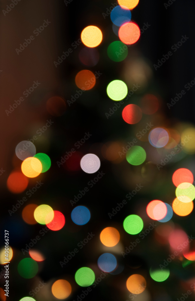 Obraz premium Background of Christmas tree lights, colorful bokeh on a dark background