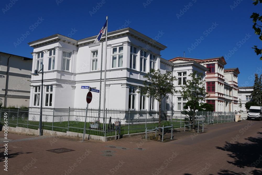 Obraz premium Historische Bäderarchitektur mit Kurhäusern und Gästehäusern im Ostseebad Heringsdorf auf der Insel Usedem an der Ostsee in Mecklenburg-Vorpommern