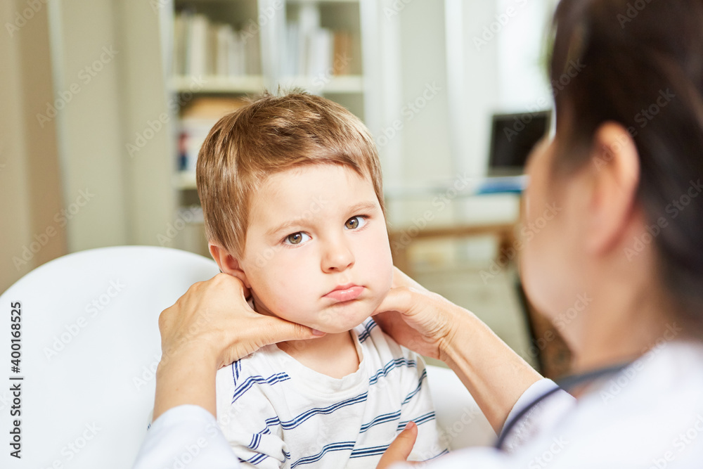 Kinderärztin tastet Lymphknoten und Mandeln ab Kinderärztin tastet Lymphknoten und Mandeln ab