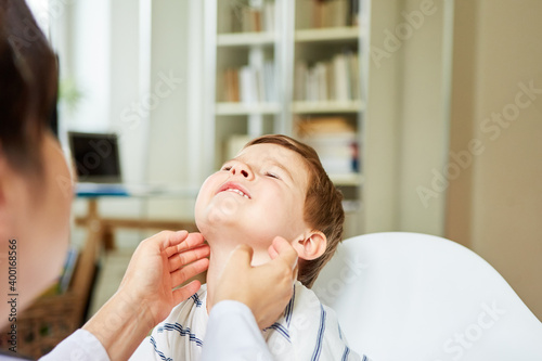 Kinderarzt tastet Mandeln und Lymphknoten ab