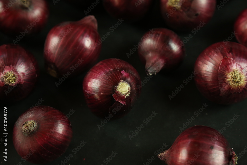 Obraz premium sweet red onions on background