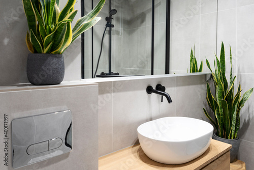 Photographie Modern interior of bathroom with stylish sink and tap and big mirror