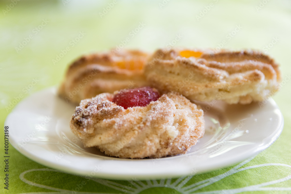 Pasticcini di pasta di mandorle con frutta candita. Dolci siciliani. Pasticcini di pasta di mandorle con frutta candita. Dolci siciliani.