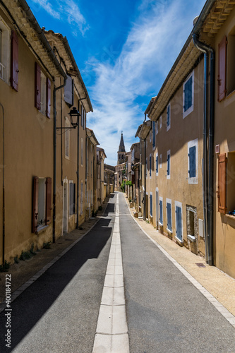 Saint-Saturnin-l  s-Apt  village m  di  val perch   du Luberon en Provence-Alpes-C  te-d Azur. 