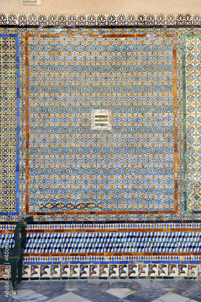 mosaico de azulejos en la Casa de Pilatos, uno de los principales palacios de Sevilla. Original mezcla de arquitectura renacentista italiana y mudéjar andaluz. mosaico de azulejos en la Casa de Pilatos, uno de los principales palacios de Sevilla. Original mezcla de arquitectura renacentista italiana y mudéjar andaluz.