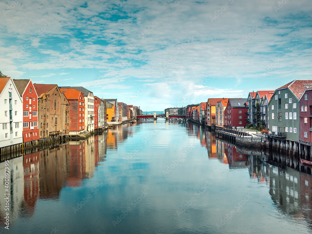 Fototapeta premium Trondheim, Altstadt mit Hafenausfahrt