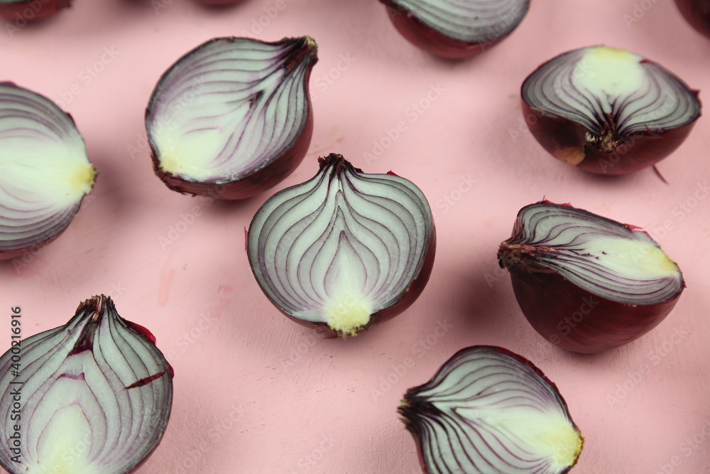 Fototapeta premium sweet red onions on background