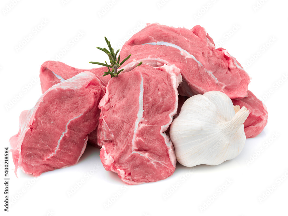 morceaux de viande de veau isolés sur fond blanc