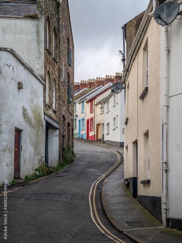 A winding backstreet and cottages in Bideford, a town in North Devon, England.