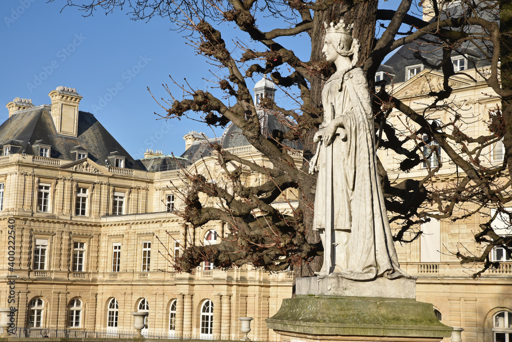 Statue de reine au jardin du Luxembourg à Paris, France foto de Stock